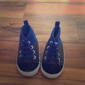 Carters crib shoes 9-12m